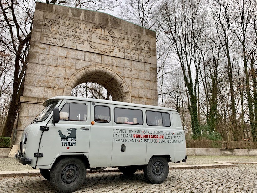 Berlins Taiga Tours at entrance Russian Memorial at Treptow Park