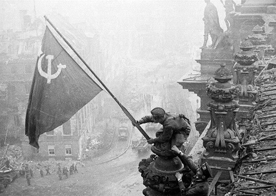 Raising a flag over the Reichstag