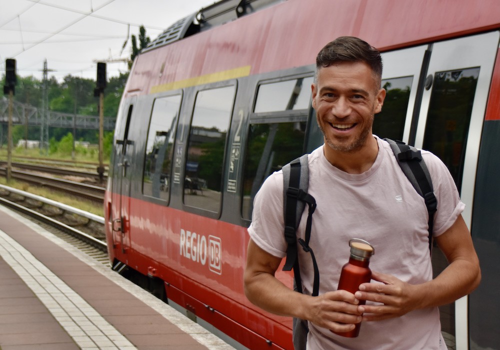 Bart (Railtripping) in front of DB regio train