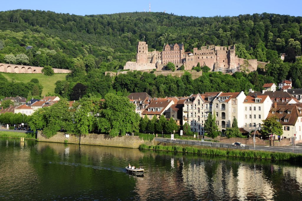 Heidelberg met Schloß Heidelberg aan de rivier de Neckar